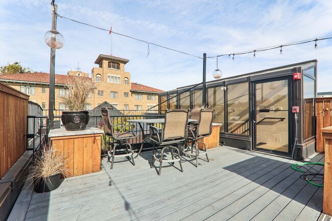 Building Photo - 107 W Main St