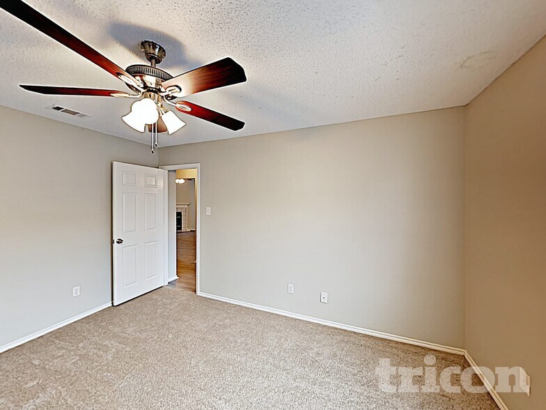 Building Photo - 206 Briarglen Dr