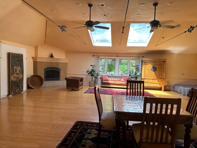 Building Photo - 2376 Old Topanga Canyon Rd