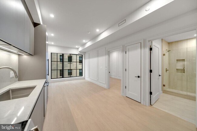 Building Photo - 2121 Ward Pl NW