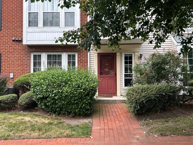 Primary Photo - 24 Buttonwood St
