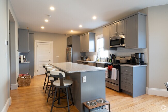 Building Photo - 49 Montvale St