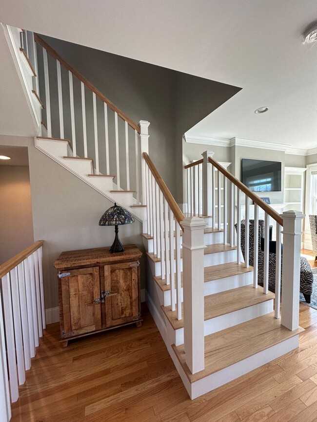 Building Photo - Spacious 3-Bedroom Townhouse in Prime Exet...