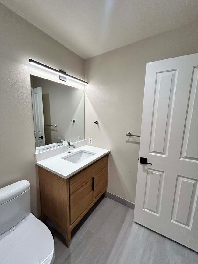 Building Photo - Modern 2-Bedroom Condo with Loft & 2 Car Garage!