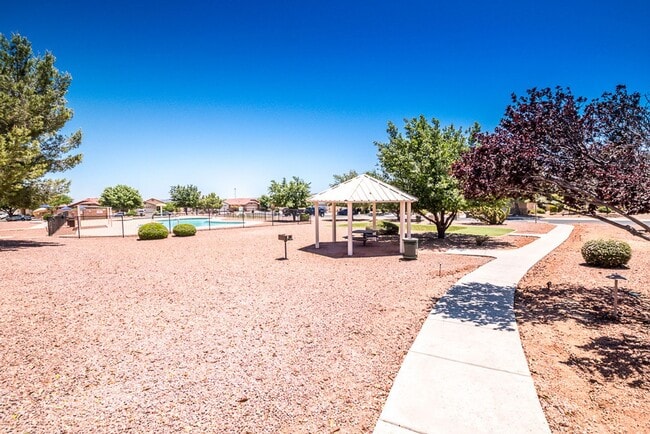Building Photo - Great Open Floor Plan 3 Bedroom, 2 Bath, Central A/C in Holiday Subdivision!