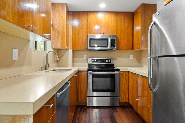 Building Photo - 2-Bedroom Condo in Westwood – Available Now!