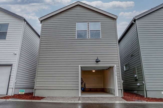 Building Photo - 3 Bedroom 2.5 Bathroom Home with Beautiful Finishes!!