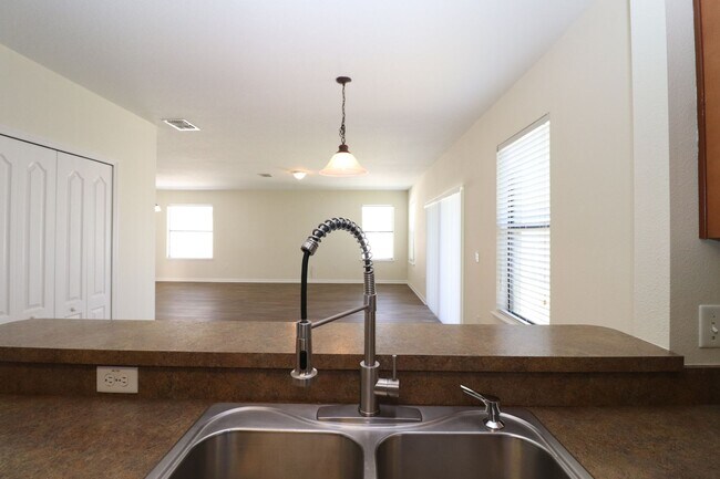 Building Photo - Easy Living 3/2/2