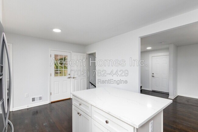 Building Photo - 8613 Kenilworth Dr
