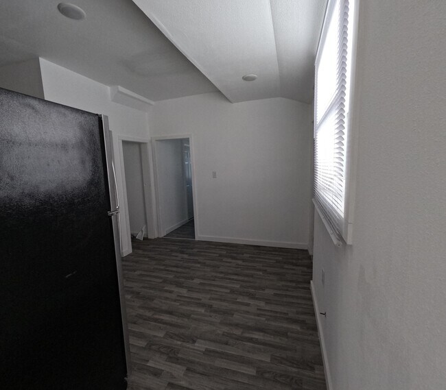 Building Photo - 1106 Portage Ave