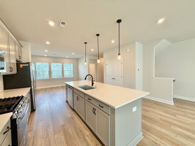 Building Photo - **OFFERING RENT PROMOTION FOR FIRST 6 MONT...