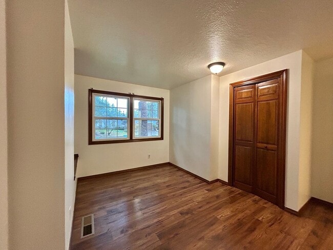 Building Photo - Timeless 5 Bed, 2.5 Bath Home - SW Beaverton