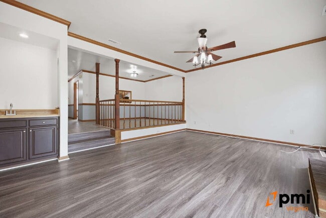 Building Photo - UPDATED 3 BEDROOM 2.5 BATH, FENCED YARD PETS ALLOWED