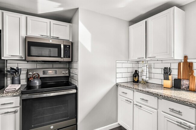 Building Photo - 8254 Mary Ann Ave