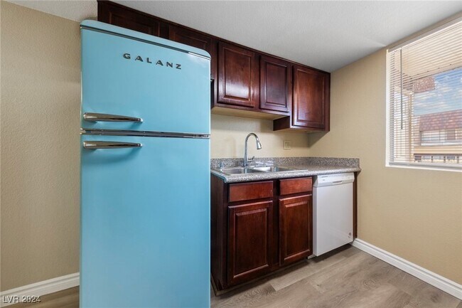 Building Photo - 4921 Indian River Dr