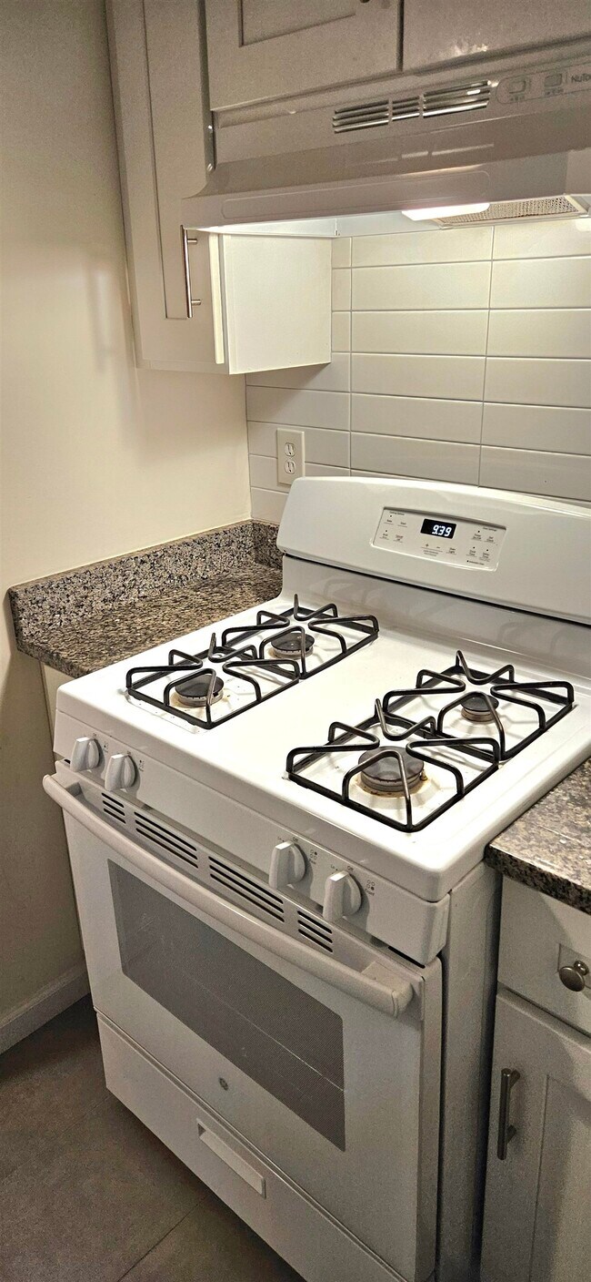 Building Photo - 327 Jackson St