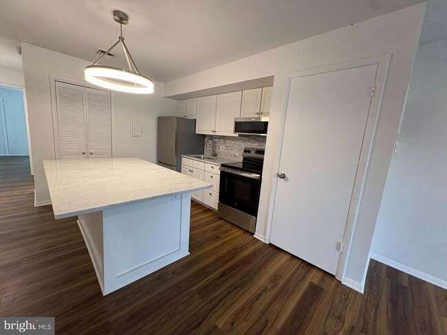 Building Photo - 50 Darien Way