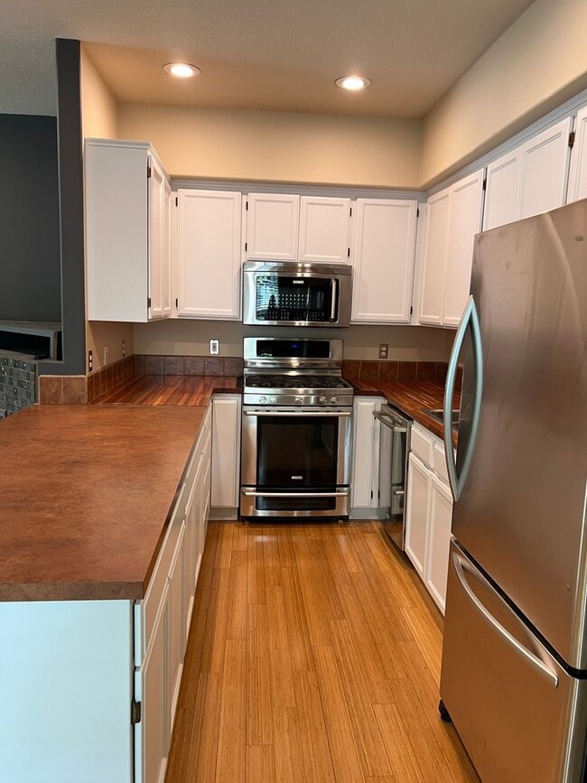 Building Photo - 2 Bed, 2 1/2 Bath townhome close to the Ri...