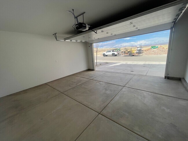 Building Photo - Beautiful Townhome! Washer and dryer included.