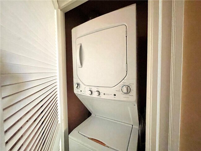 Building Photo - 14 Dresser St