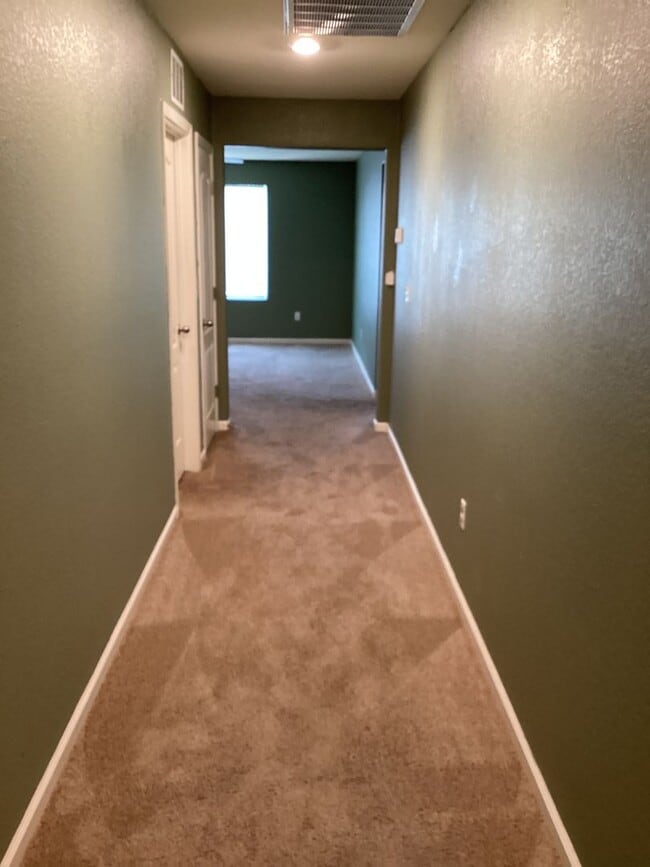 Building Photo - Beautiful 2-Year-old home in Edgewater