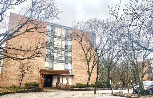 Building Photo - 5820 Oakwood Dr