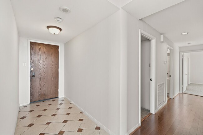 Building Photo - 14 Greenway Plz