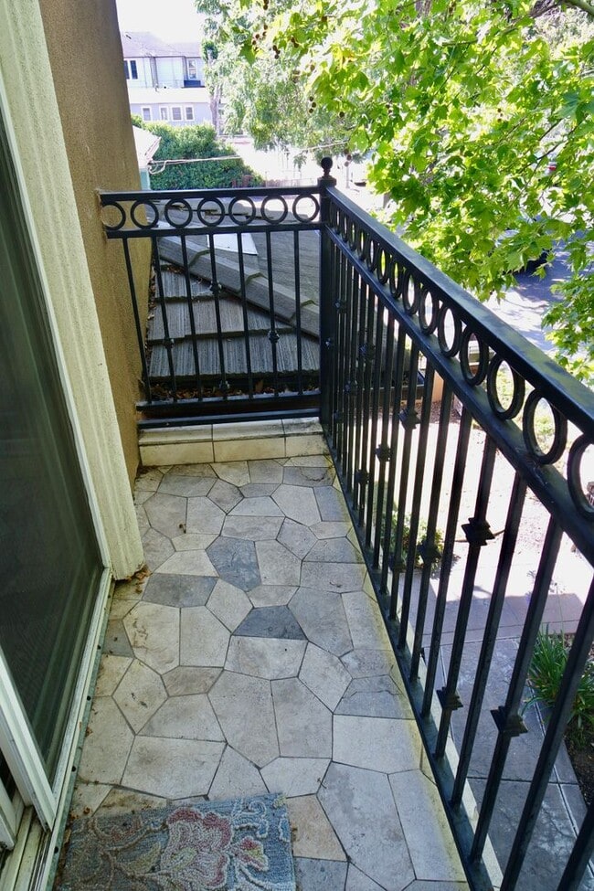 Building Photo - Modern House Near Downtown