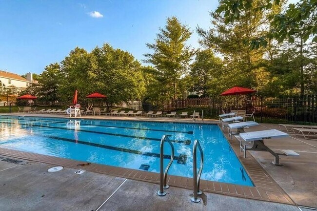 Building Photo - 16858 Crystal Springs Dr