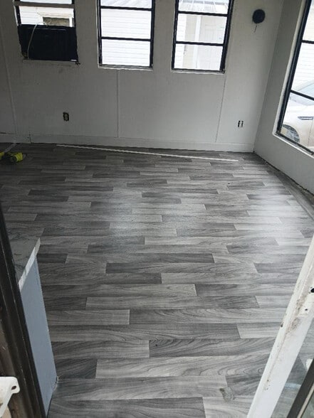 Building Photo - 1475 N Bridge St