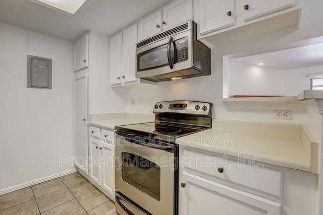 Building Photo - 8225 Fairmount Dr