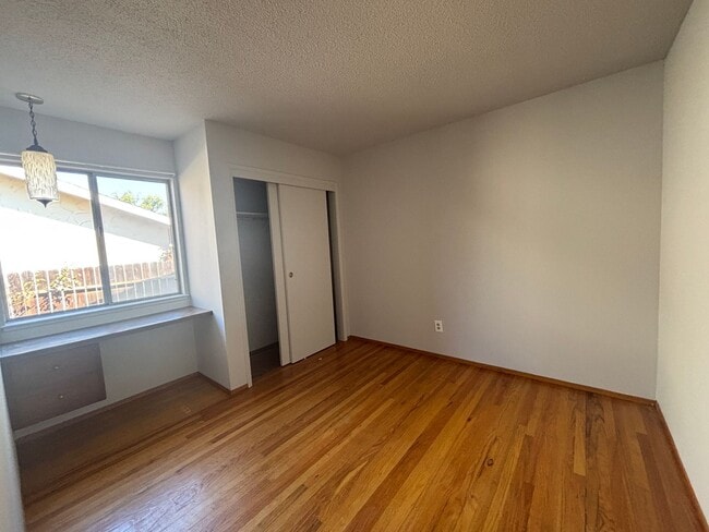 Building Photo - Charming 3 Bed, 2 Bath -  Quiet Neighborho...