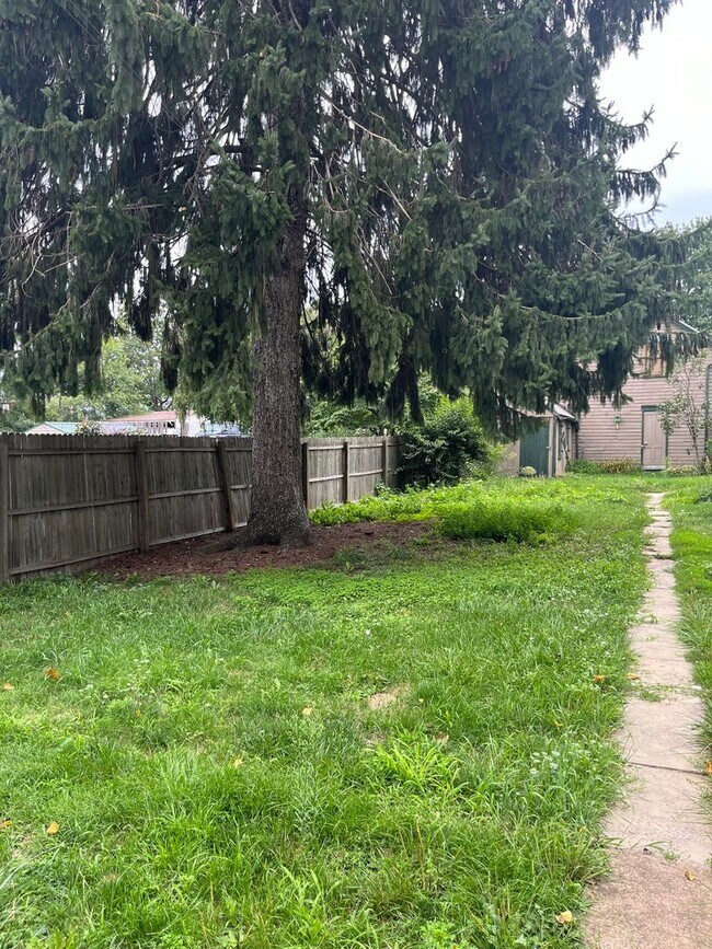 Building Photo - Spacious 4-5 Bedroom, 1.5 Bathroom 2-Story...