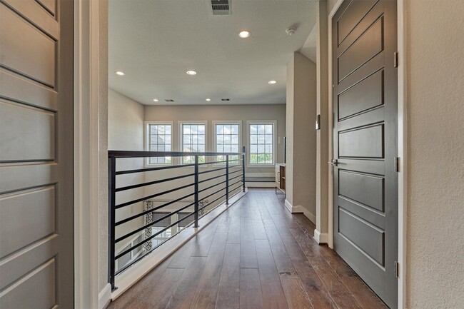 Building Photo - 9627 Towne Lake Pkwy