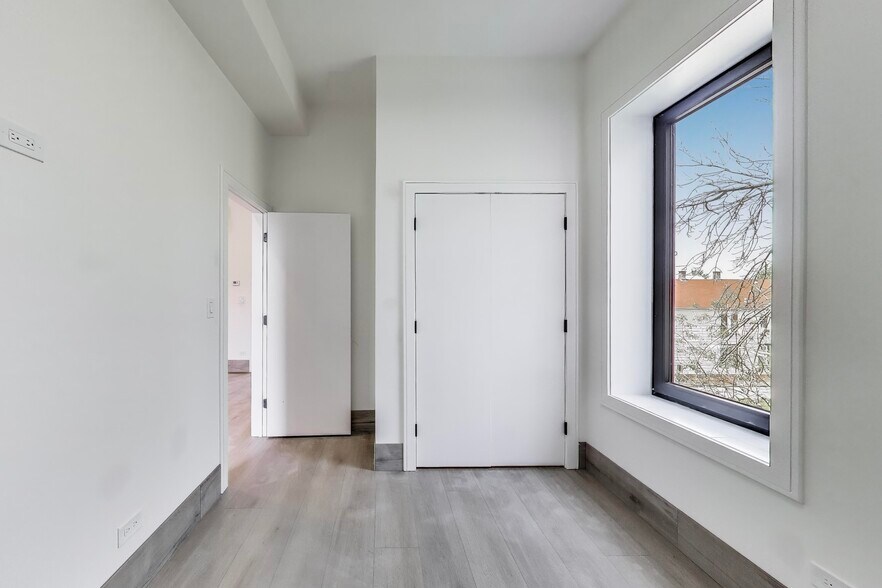 Building Photo - 2023 N Drake Ave