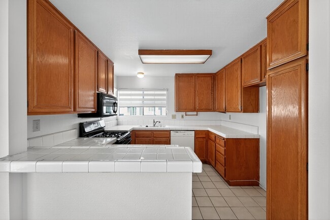 Building Photo - 2800 Plaza del Amo