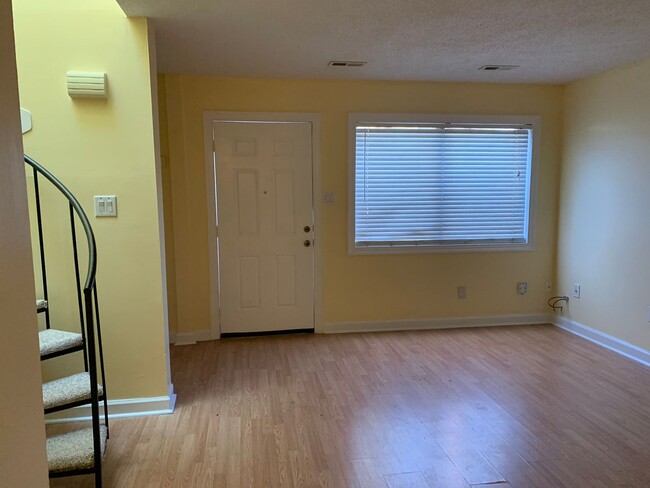 Building Photo - 2 STORY SPACIOUS ONE BEDROOM CONDO WITH SP...