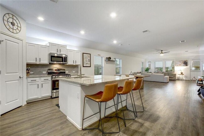 Building Photo - 15400 Summer Ray Dr