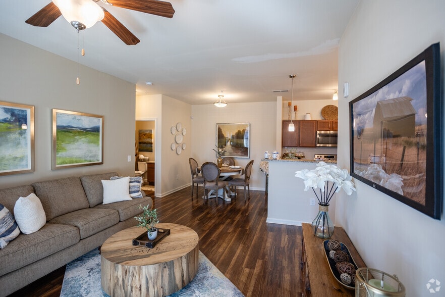 2BR, 2BA - 1,047SF - Living Room - Commonwealth at 31