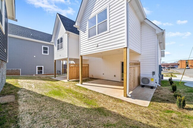 Building Photo - 2 Bedroom Townhome For Rent in Historic Downtown Clarksville!