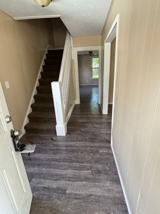 Building Photo - SECTION 8 and EDEN ACCEPTED!! A fully spac...