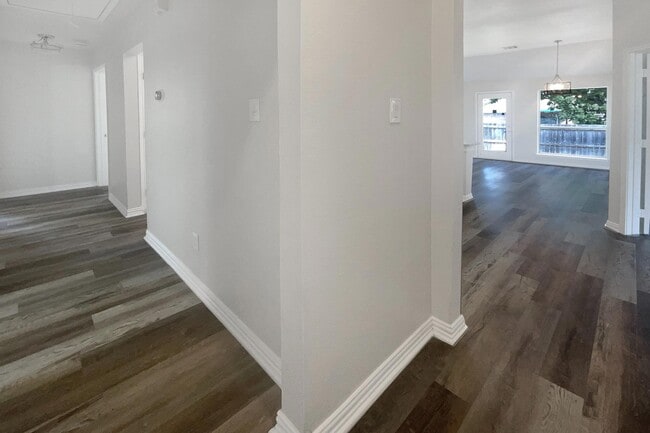 Building Photo - MOVE IN READY