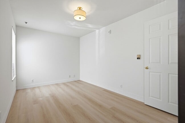 Building Photo - Hip Condo Apt. in the Mission+ Great Walkability+ Laundry in the building!
