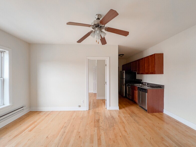 Building Photo - 956 W Cornelia Ave