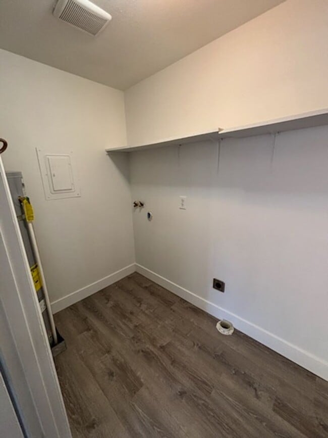 Building Photo - 3 bedroom 1 bath single level duplex