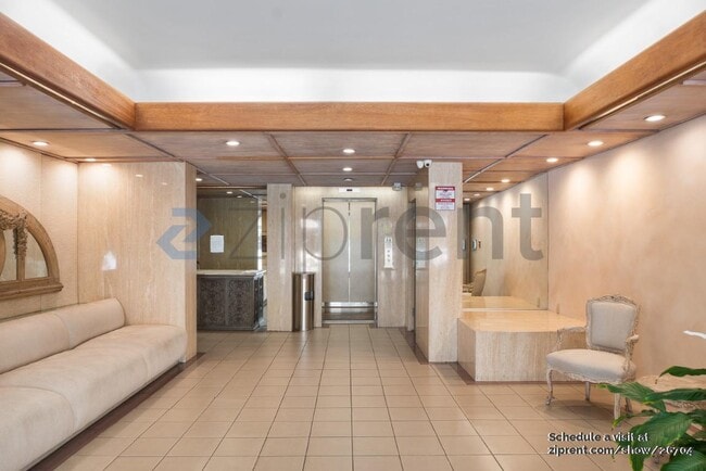 Building Photo - 117 S Doheny Dr