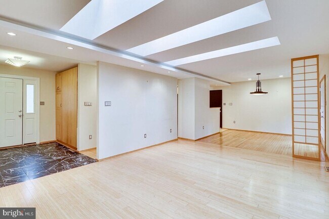 Building Photo - This elegant and unique three-level split ...