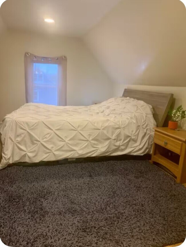 Building Photo - 3223 N Albany Ave