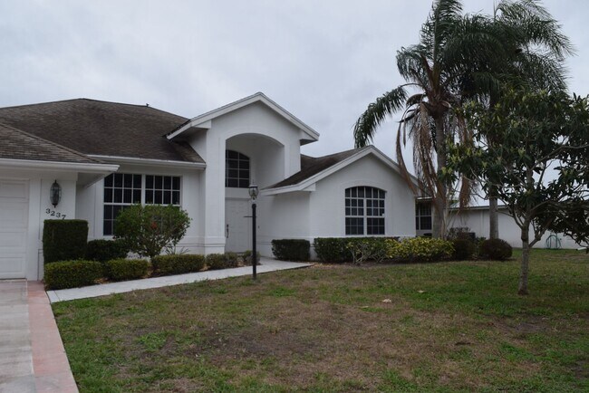 Building Photo - Fully furnished 3 bedroom 3 Bath POOL home in Sandpiper Bay