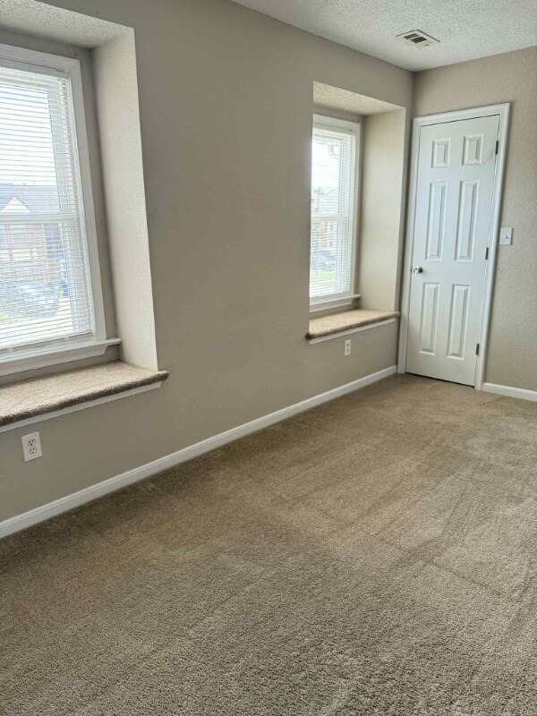 Building Photo - 1374 Battleford Dr